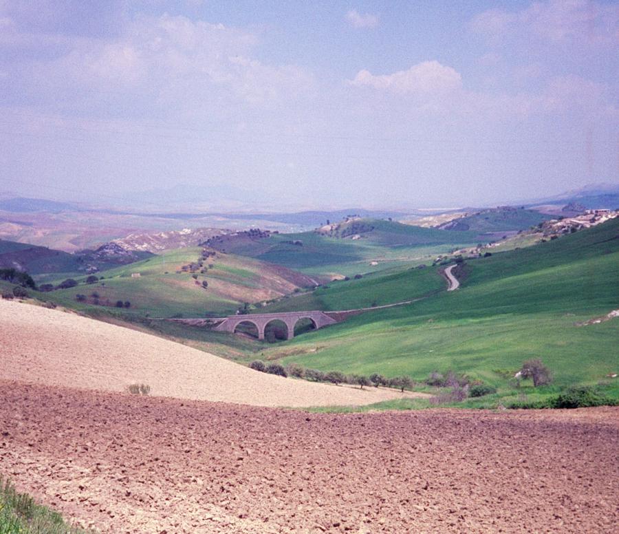 Landschaft bei Ferla, Sizilien, Italien 1994