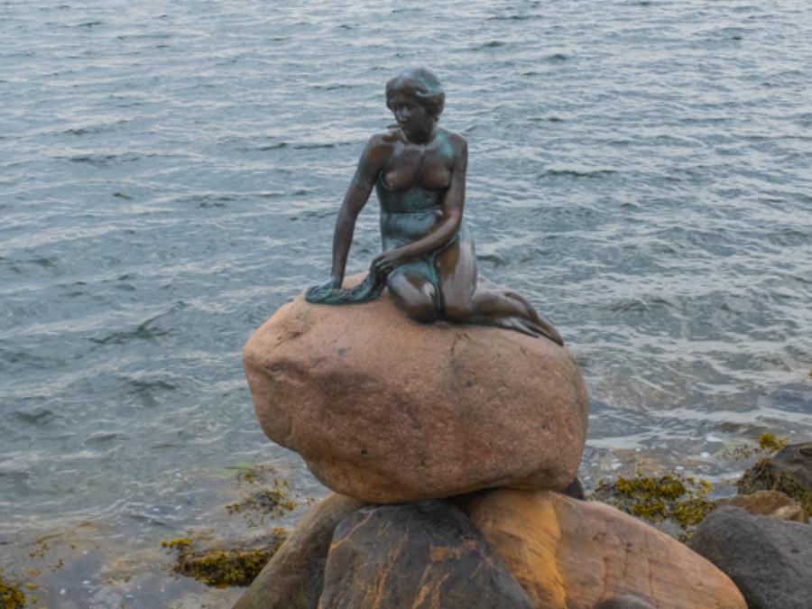 Das Wahrzeichen der Stadt - die kleine Meerjungfrau in Kopenhagen