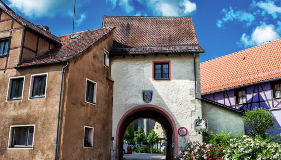 Betzenstein, Tor an der Hauptstraße mit Blick in die Stadt