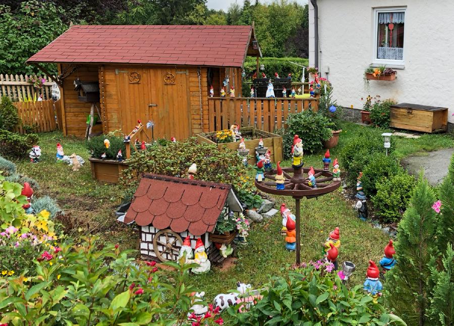 Gartenzwerginvasion in Müncheberg. Alle schauen gespannt zu Fesnter. Was wohl passiert, wenn dort jemand erscheint?
