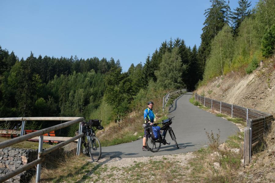 16% Steigung - es geht über den Bergrücken im Schiefergebirge/Obere Saale