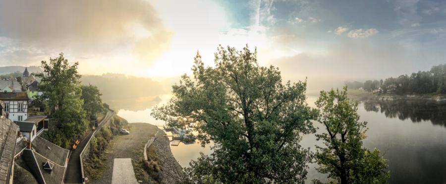 Ein phantastischer Sonnenaufgang - Blick aus dem Hotel Kranich in Saalburg auf den Bleiloch-Stausee