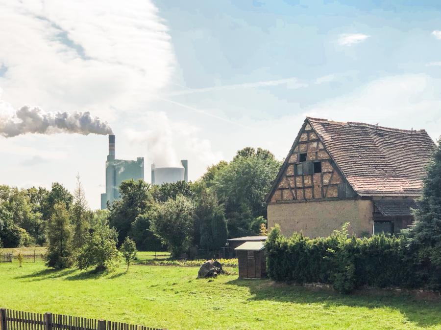bäuerliche Romantik und Industrieschlote nebeneinander - hier in Schkopau