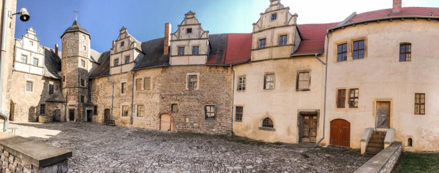 Panoramafoto vom Innenhof des Schlosses Plötzkau