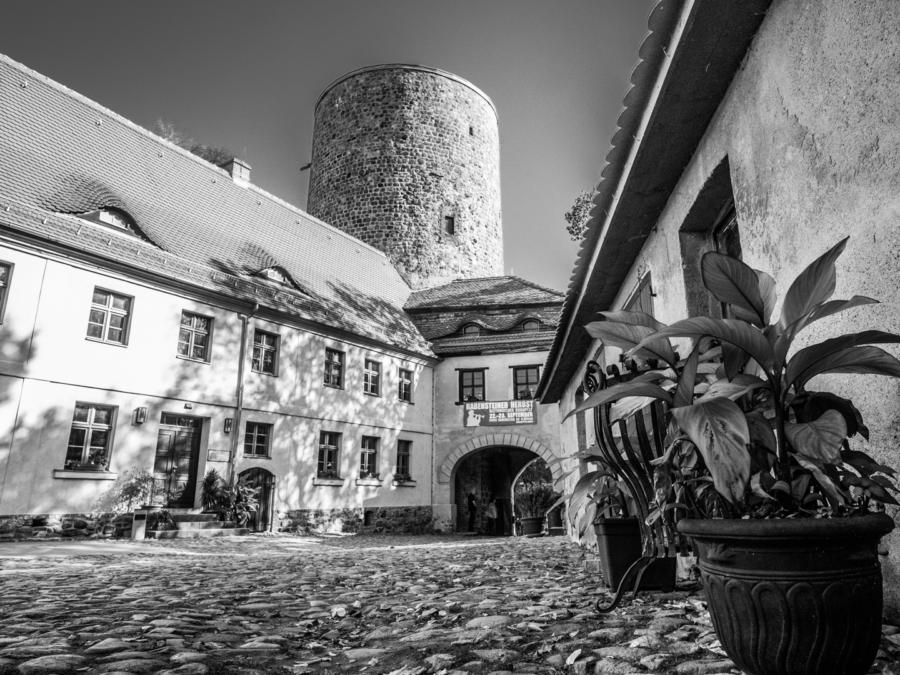 Innenhof der Burg Rabenstein in schwarz-weiß, mit Blick auf den Burgturm