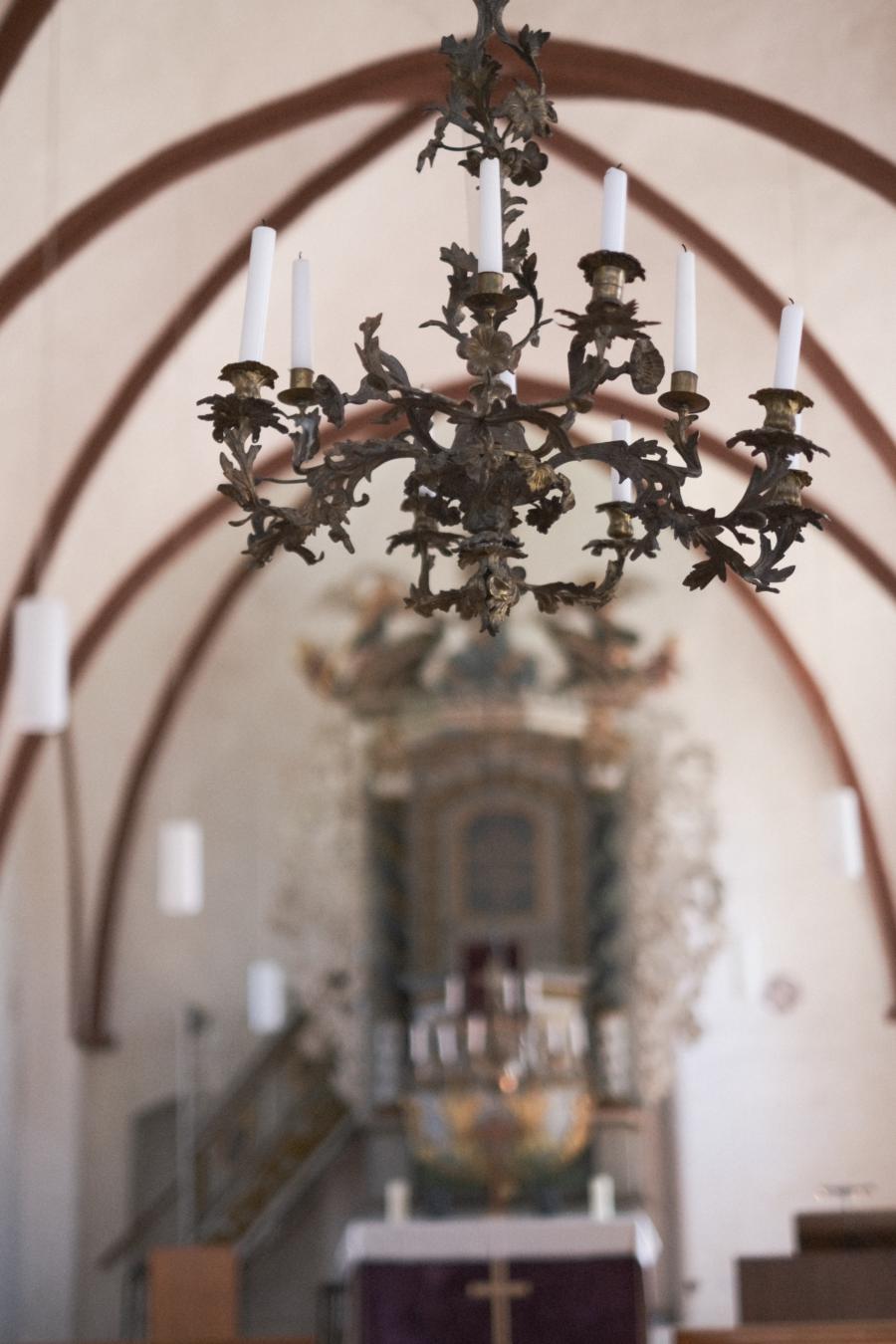 Wallfahrtskirche Tremmen, Kronleuchter über dem Taufbecken