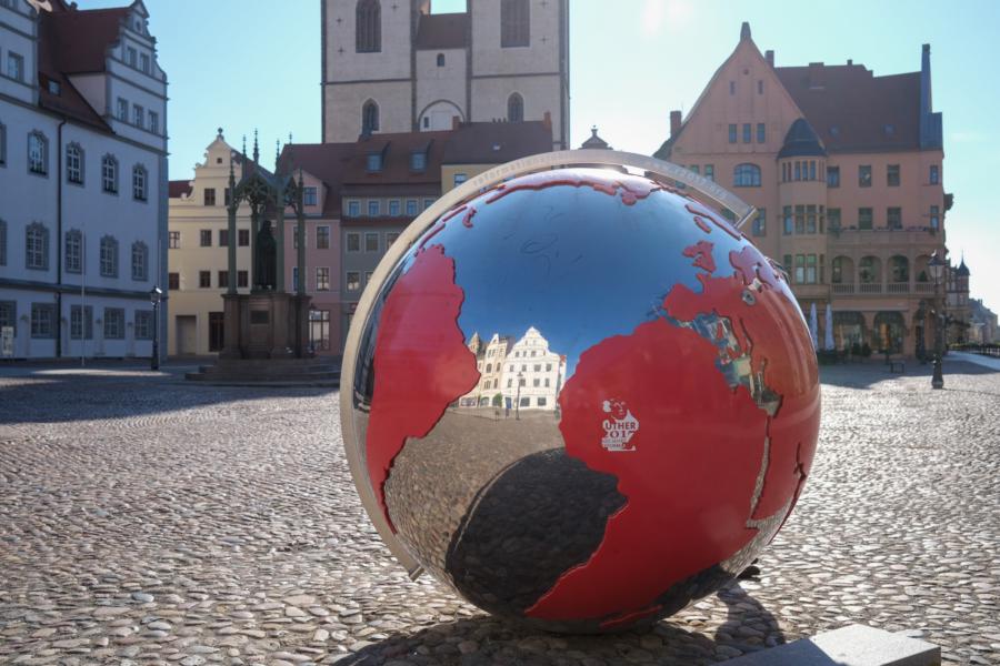 Spiegelnde Weltkugel auf dem Marktplatz von Lutherstadt Wittenberg