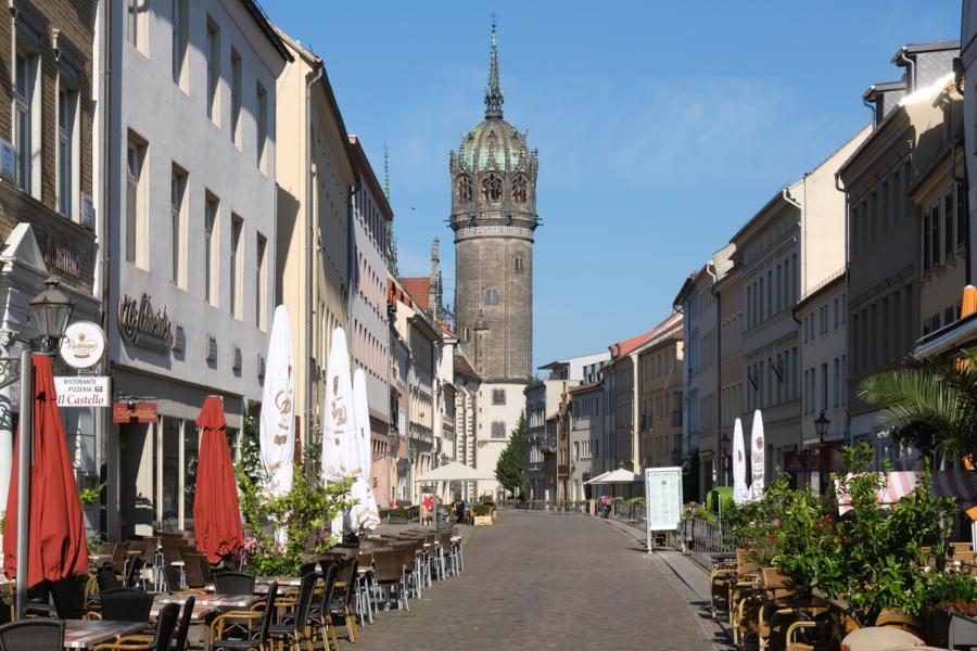 Blick entlang der Schlossstraße von Lutherstadt Wittenberg auf die Schlosskirche