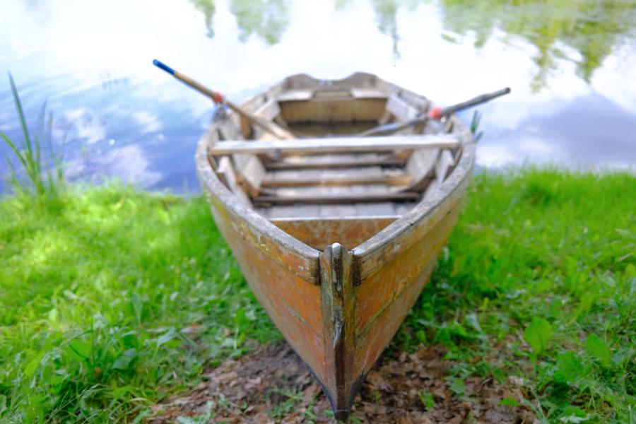 Ruderboot am See des Schlossgut Schwante