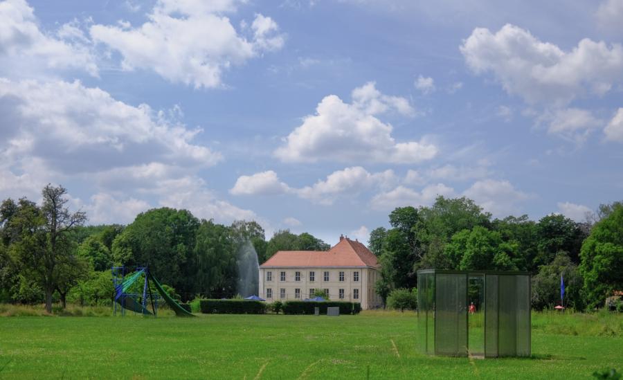 Schlossgut Schwante in Hintergrund, im Vordergrund Kunstinstallationen