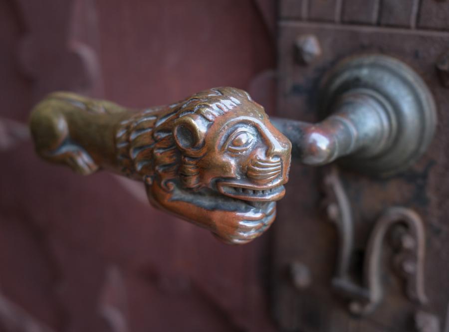 Löwenklinke an der Kirche Gröben