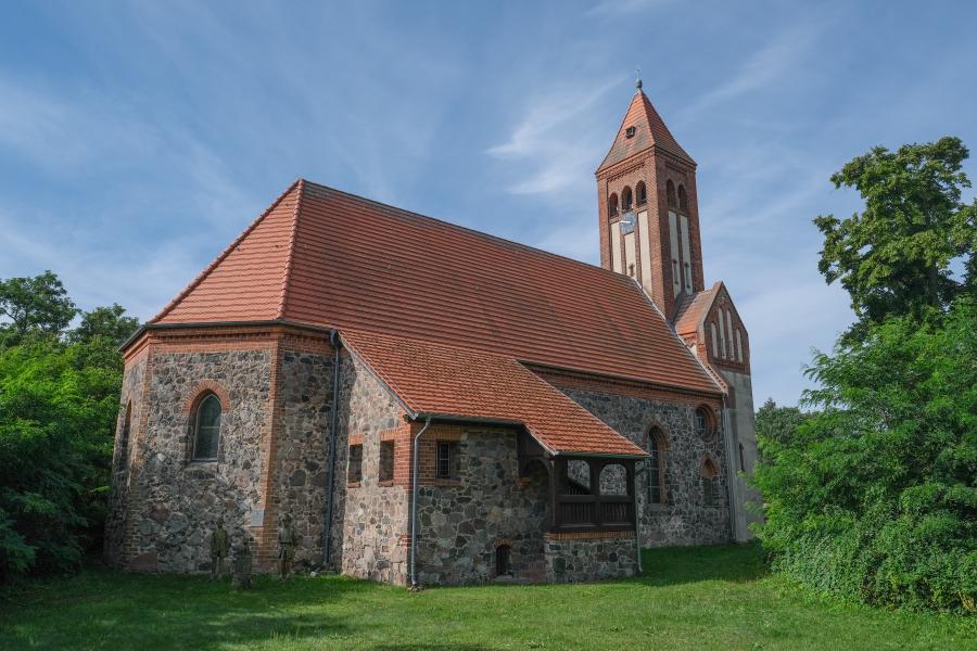 Außenansicht Kirche Gröben - der Anbau enthält die Sakristei