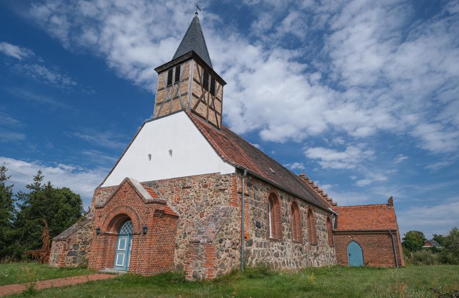Weiß und Blau - Kirche in Dobbrikow