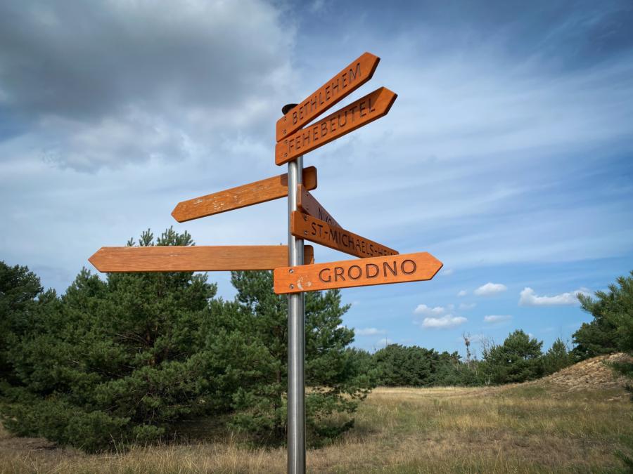 Wegweiser am Glauer Berg - Stationen des Friedensstadt Gründers Joseph Weißenberg