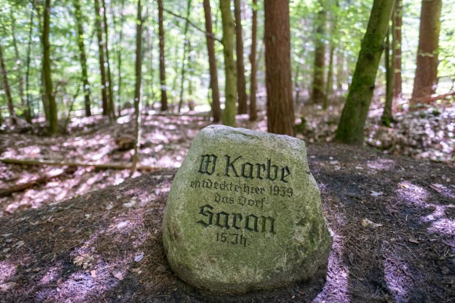 Gedenkstein für den Entdecker der Wüstung Saran