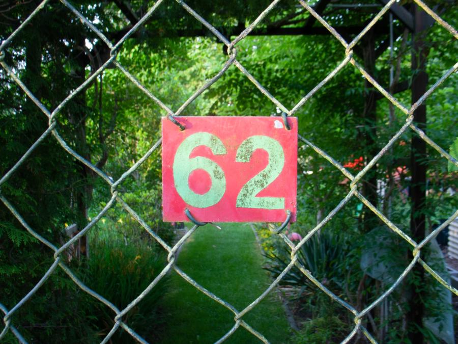 RAW Foto 7: Bokehtest; Schild einer Gartenparzelle
