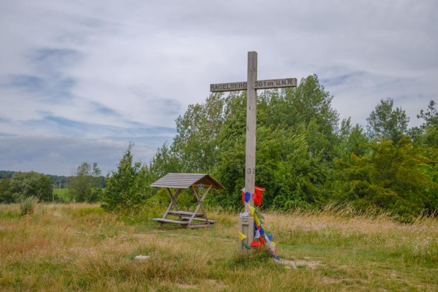 Der Hagelberg - Gipfelkreuz und Gipfelbuch