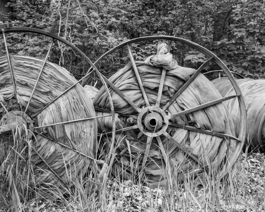 Alte Vogelschutznetze auf Rollen