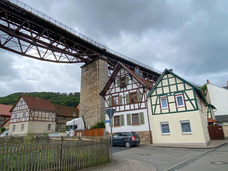 Lengenfeld; oben verläuft die Kanonenbahn