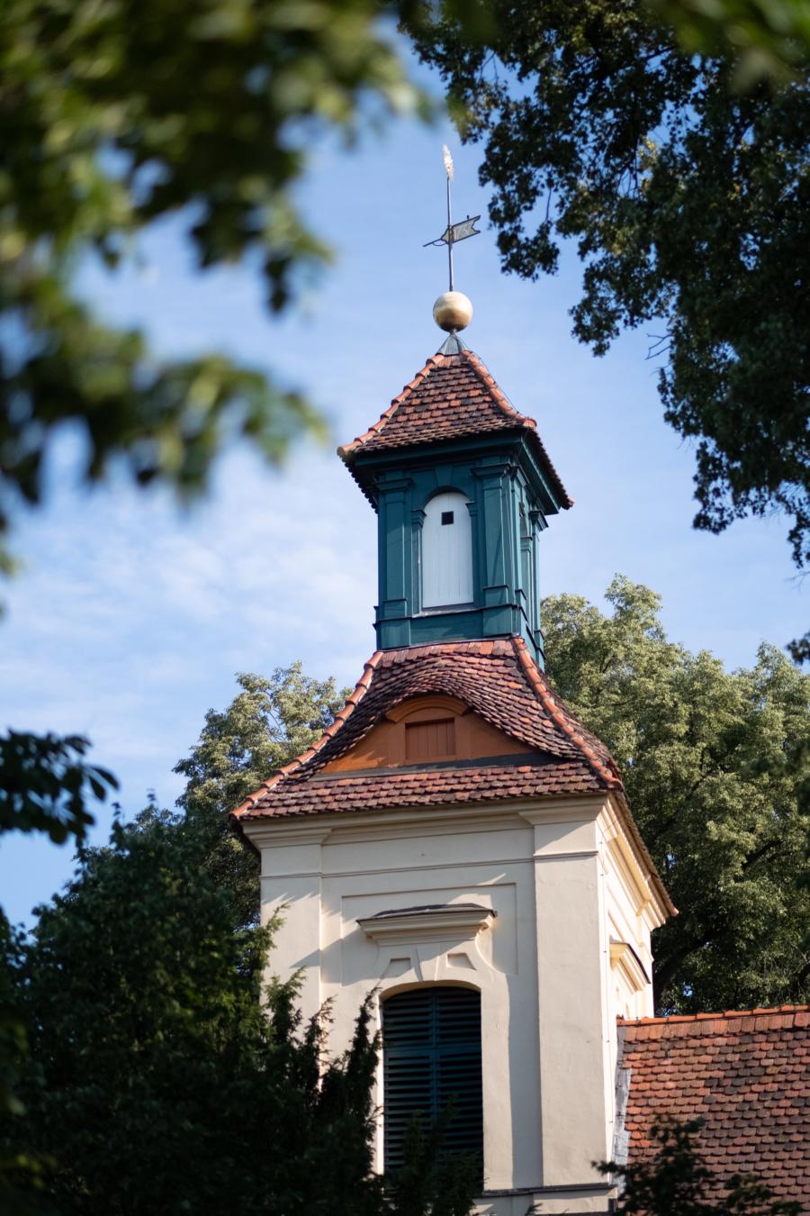 Turmspitze und Wetterfahne der Kirche Schönwalde Dorf