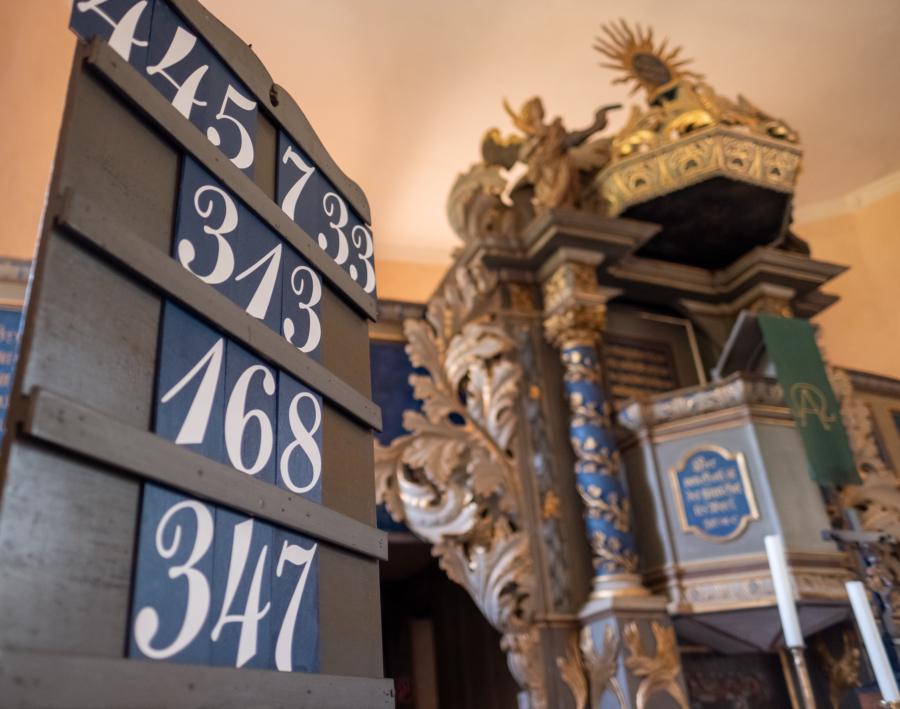 Liedertafel und Altar, Kirche Bötzow