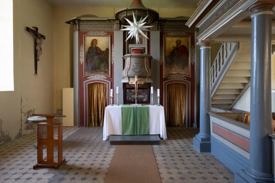 Altar und Aufstieg zur Empore, Dorfkirche Schwante