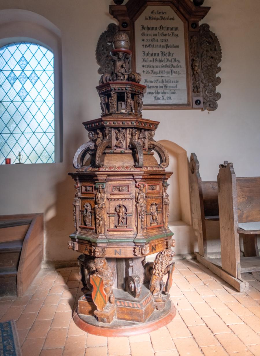 Taufbecken von 1613 in der Kirche Mödlich