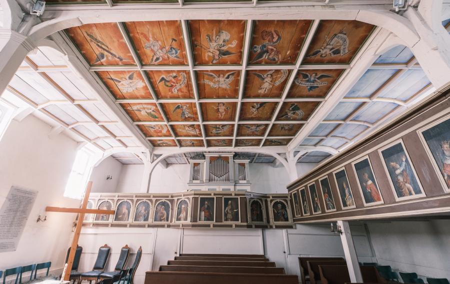 Vertäfelungen in der Kirche von Milow - 70 Engel an der Decke, an der Empore christliche Figuren und natürlich die Patrone