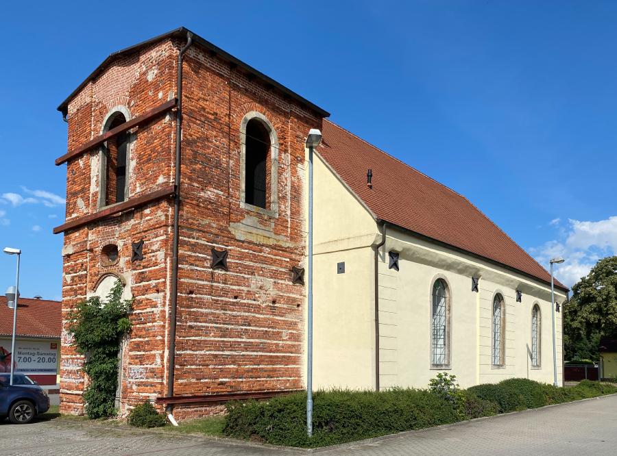 Die entwidmete Kirche von Milow - heute ist eine Sparkasse drin