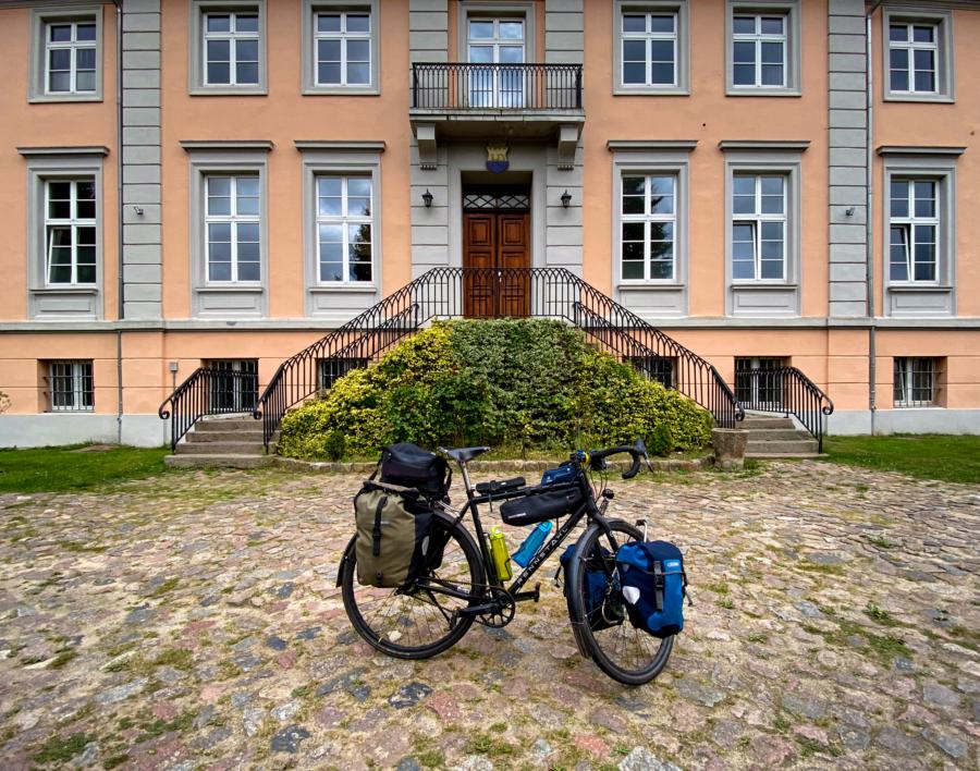 Geschafft! das Jobrad parkt vor dem Tagungshaus Lübbenow