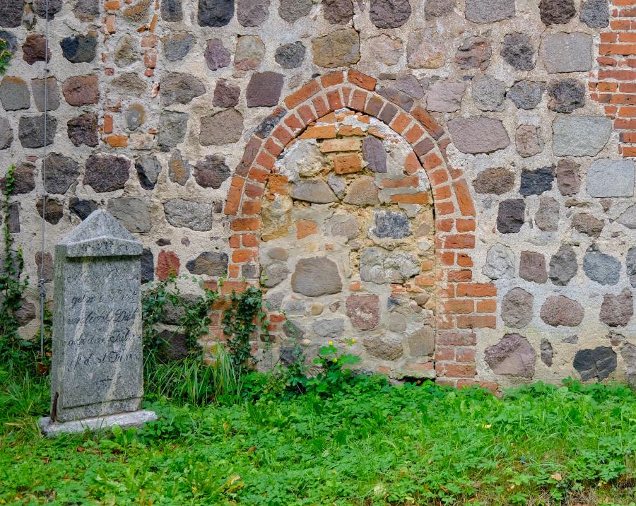 Der zugemauerte Eingang der Frauenpforte, Kirche Berkholz