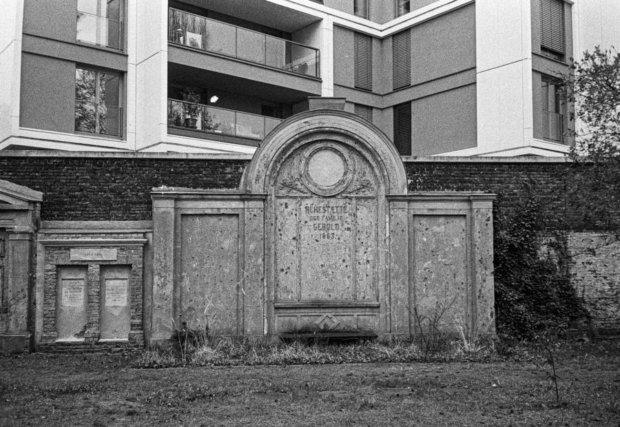 Domfriedhof der St.-Hedwigs-Gemeinde (Olympus Mju II; Ilford HP5, Rodinal)