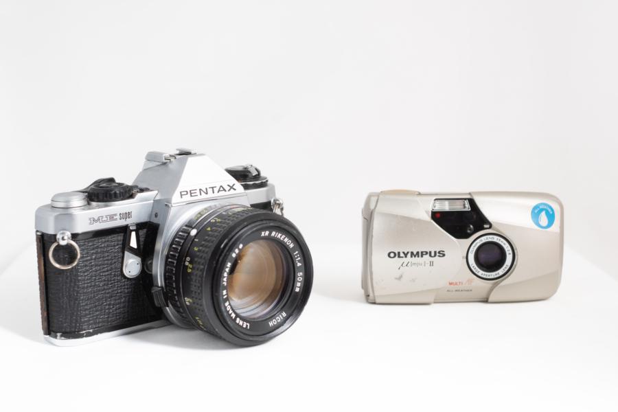 Größenvergleich:  Pentax ME super versus Olympus Mju 2