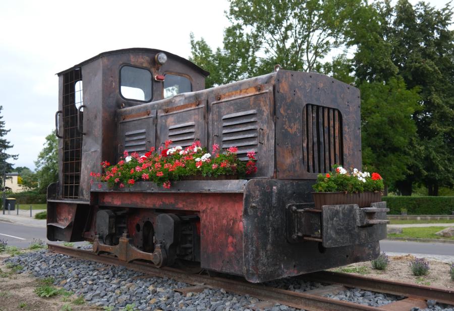 Alte Lok im Kreisverkehr in Wentow