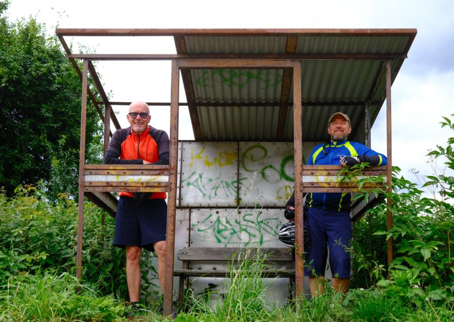Alte Bushaltestelle mit kaputtem Dach