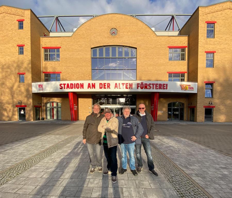Die BuzzBrothers vor dem Stadion: Peter, Wolfgang, Axel, Detlef