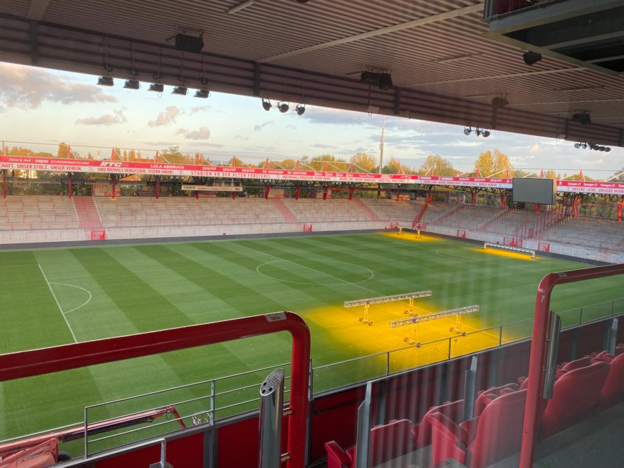 Blick aus einer Lounge in das Stadion