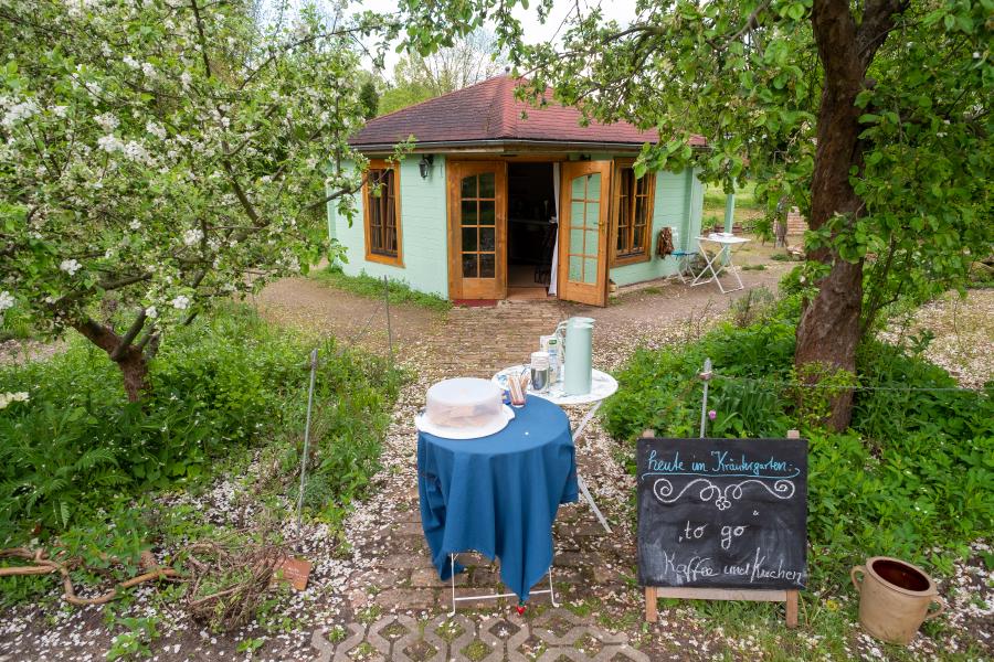 Kleiner Kaffeeausschank am Kräutergarten im Kloster Lehnin