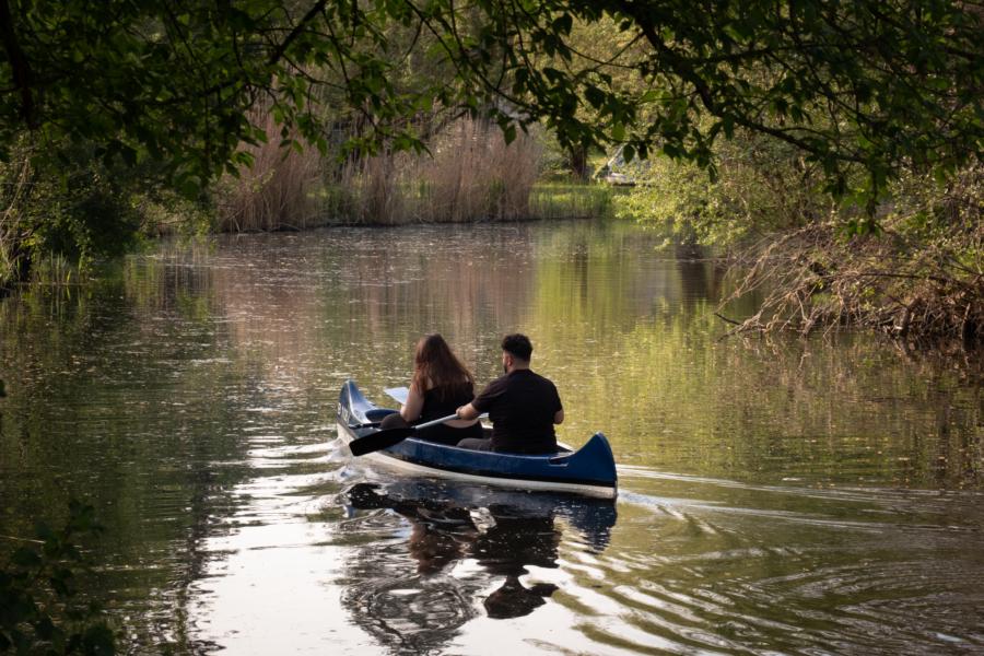 Kanufahrer auf den Kanälen der Tiefwerder Wiesen, Spandau