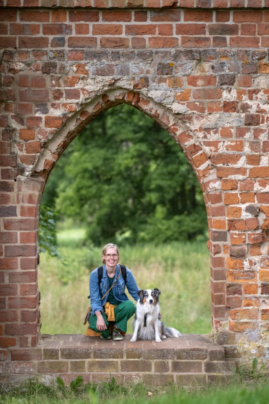 Moni und Milli vor der Klosterruine Boitzenburg