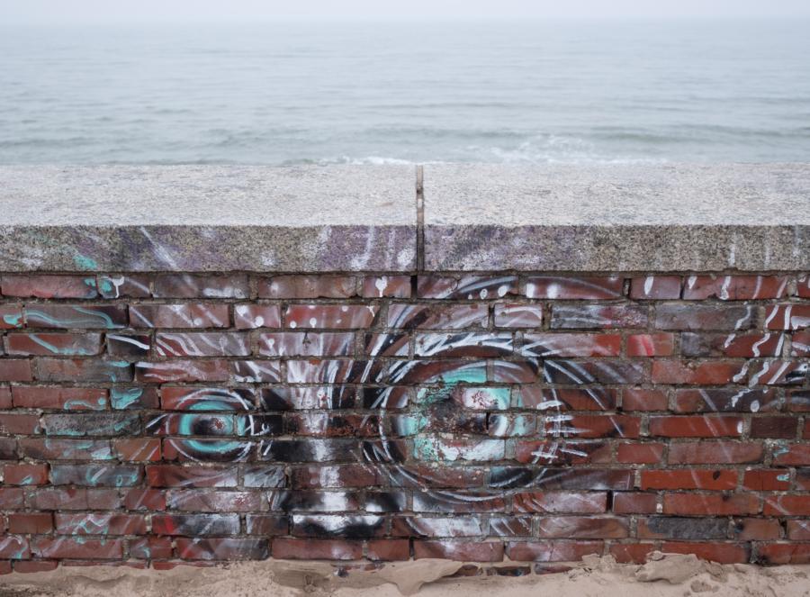 Wandgraffiti an der Kaimauer von Prora