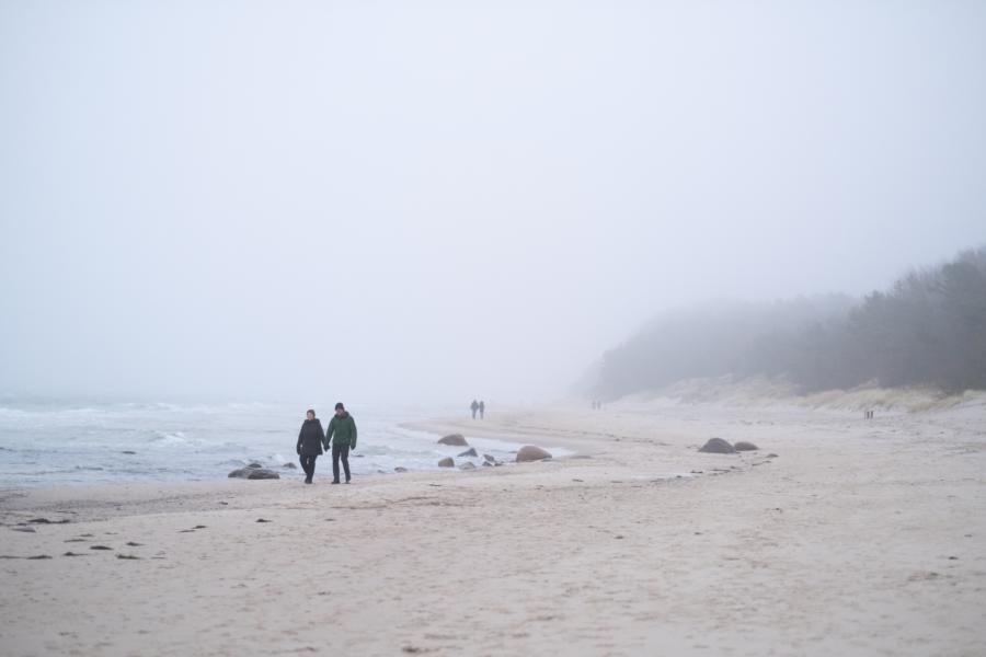 Einsame Wanderer am Strand von Bakenberg / Nonnevitz / Wittow