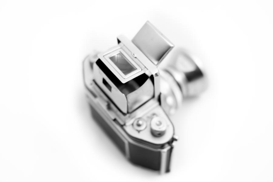 Die Exa 0 mit ausgeklappte Sucherlupe