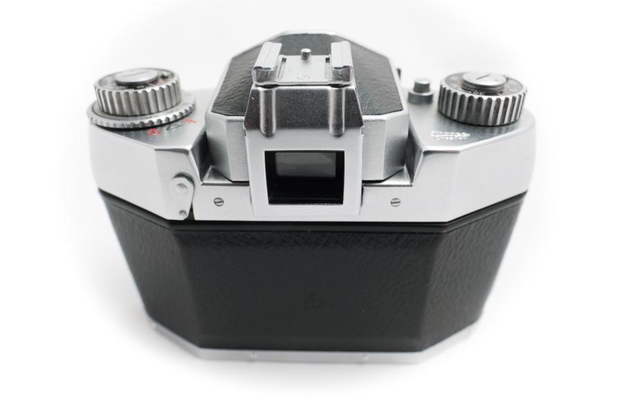 Rundes Design: Die Exa 1 mit Prismaaufsatz und Blitzschuh