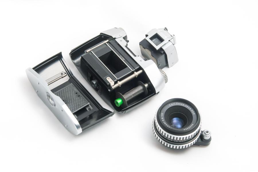 Exa demontiert; Rückwand, Objektiv, Sucher entfernt