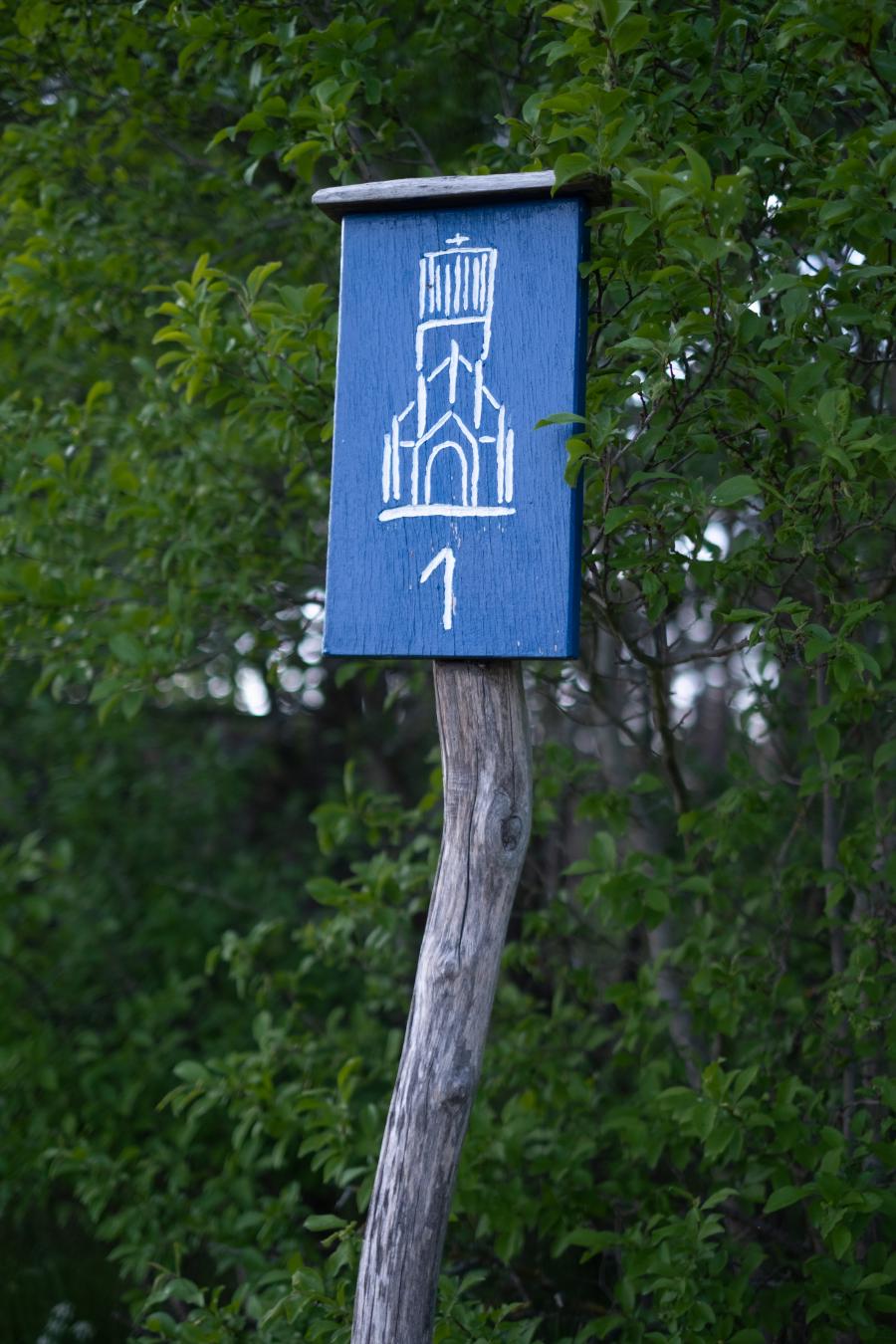 Schilder markieren die Stationen auf dem Buckower Pilgerweg