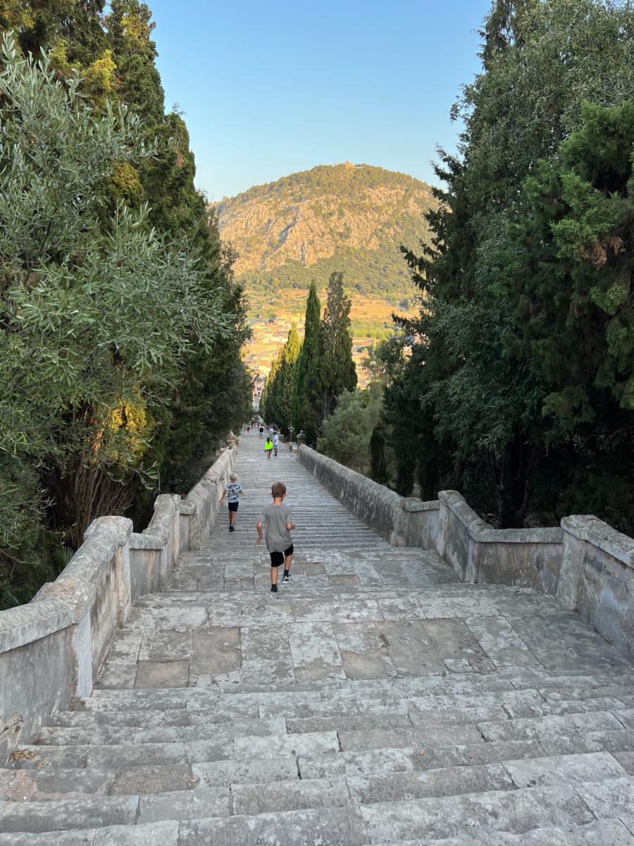 Pollença, Blick von der Treppe auf den Klosterberg