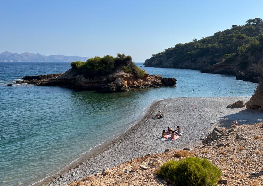 Badestrand und Insel S'Illot bei La Victoria