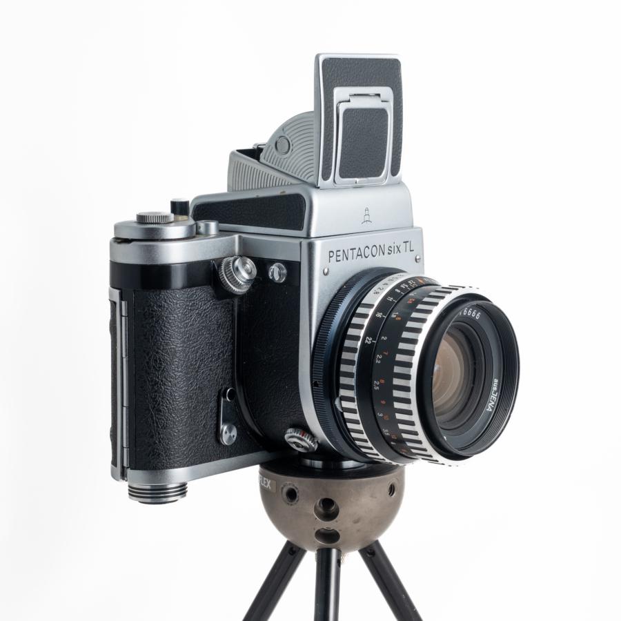 Keine Hasselblad, aber definitiv ein Klassiker: die Pentacon Six mit Lichtschacht und Zebra-Biometar
