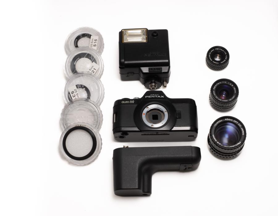 Pentax auto 110 mit Wechselobjektiven und Zubehör